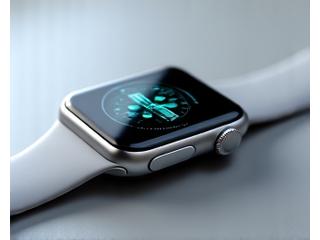 Ένα κομψό smartwatch που παρακολουθεί δεδομένα υγείας.